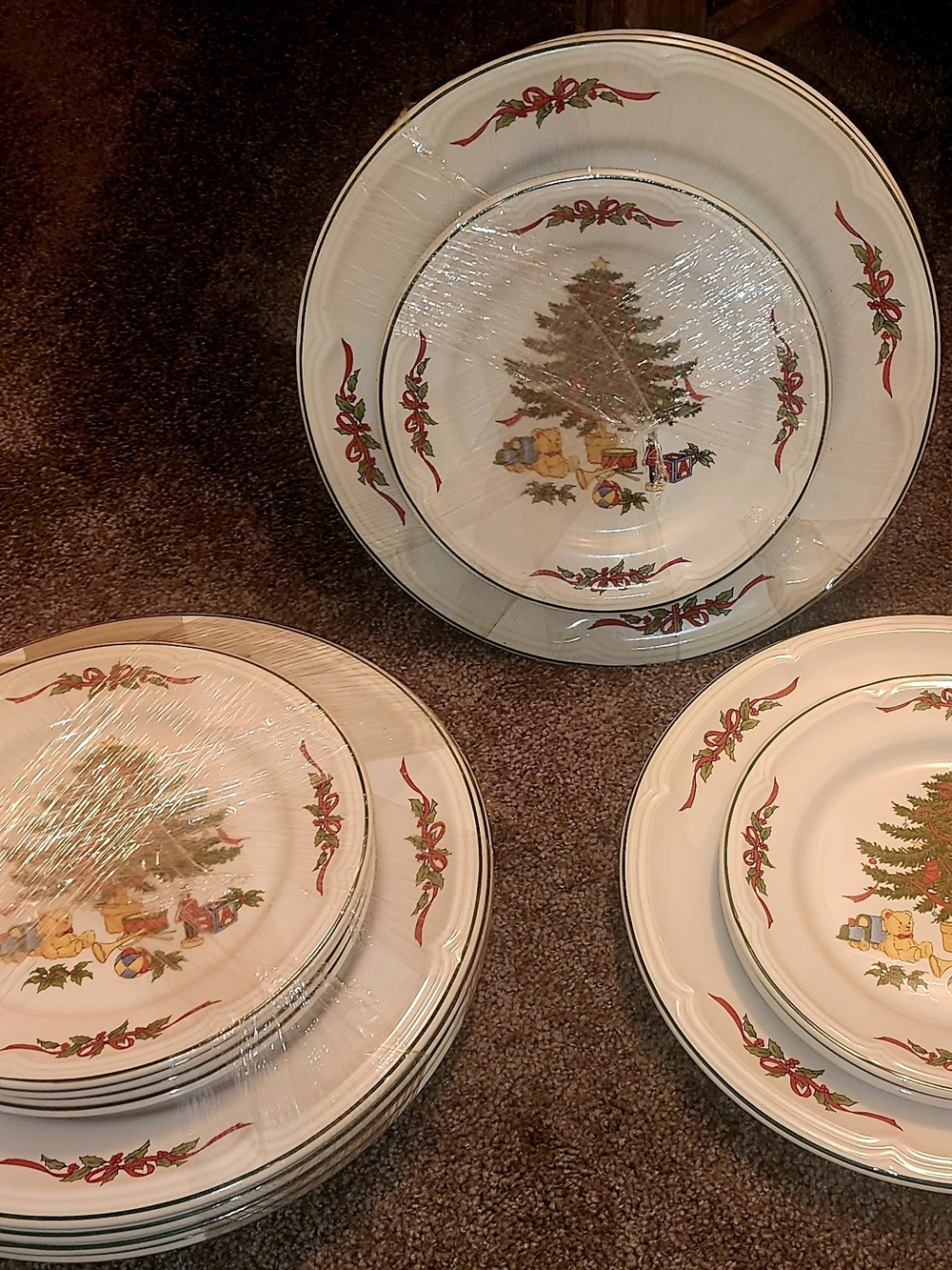 Vitromaster 16 piece Christmas Tree Dinner Plates - Red & Green Holiday D
